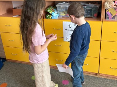 Čteme otázky a z variant a, b, c se snažíme zvolit správnou odpověď.