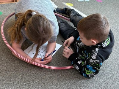 Někdo zvládne při luštění i cvičit v kruhu.