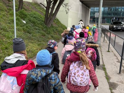 Cesta z metra Vltavská.